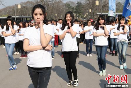 郑州女大学生在校被划伤遭学校拉黑